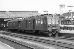 MO 1877 (type V) photographed at the railwaystation in Fredericia - waiting for departure to Svendborg. 5. May 1978.  The MO class (type V) was built by Frichs in Denmark in a number of 90. It was put in service in 1951 - 1958. 3-B. Two 6-cyl. Frichs dieselelectric engines. 500 hp. Max speed 120 km/h - 75 mph. Length 20 930 mm. Weight 65 metric tonnes. 37 seats. MO 1849 was put in service in 1954. Withdrawn from service in 1983.